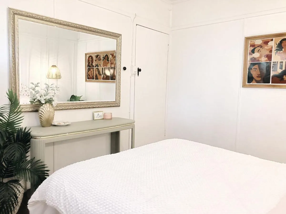 Ferienwohnung Boutique Vintage Styled Unit, Metres From Beach Gold Coast Apartment